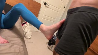 He couldn’t handle her foot teasing… FOUR huge cumshots followed 💥 Full video on profile