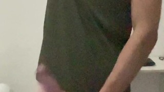 roludo batendo uma punheta e gozando