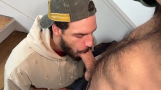 Samuel Hodecker transa na escada com AndoliniXXL e fode bareback escondido