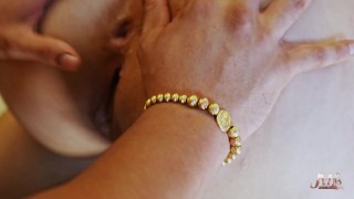 mi hermanastra aprovecha que los papas no están para hacer un trio con mi mejor amigo