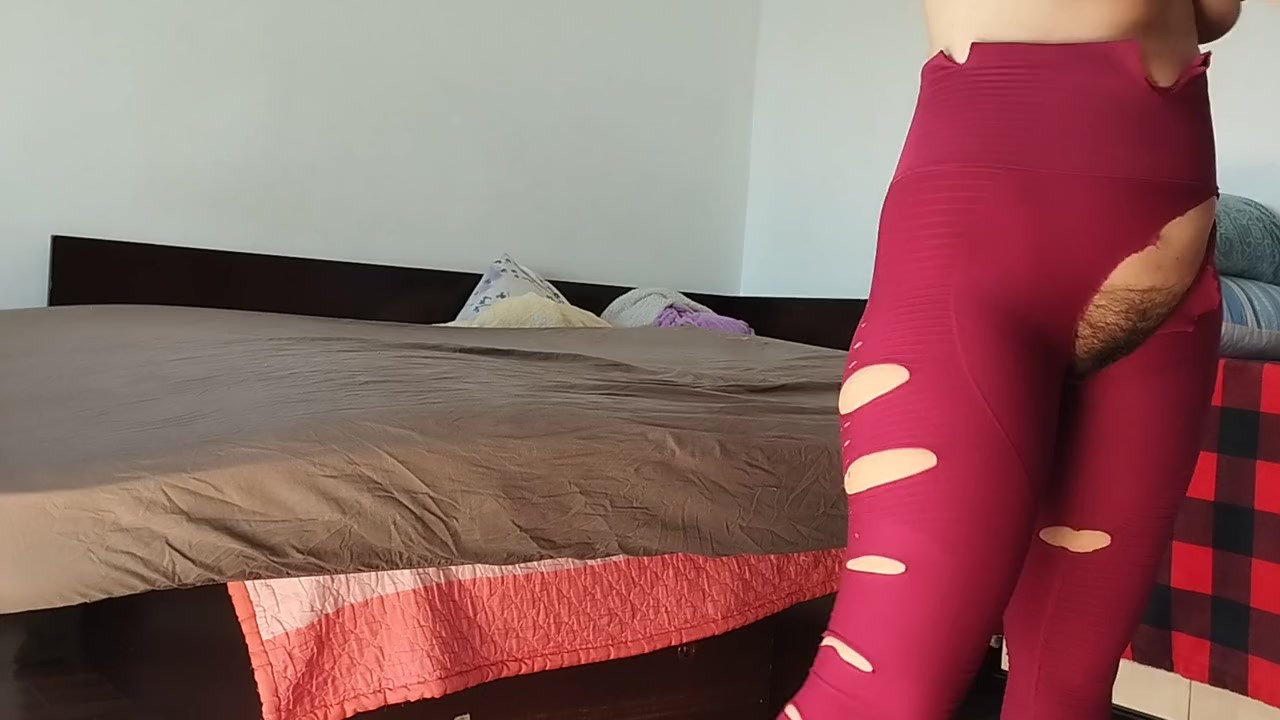 Une femme amateur s'amuse à essayer des vêtements et à les couper. Une ...