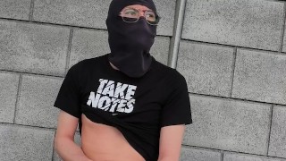 Me bajo los pantalones y me hago una buena paja en un lugar público