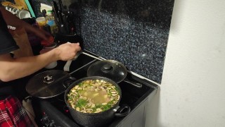 Грибной суп с салатом и говядиной