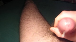 Seul, j'avais trop envie de me masturber. Mon sperme coule a flot le long de ma