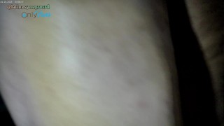 Pongo a mi joven amigo en cuatro y se lo meto.