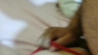 el marido de mi amiga me abre las piernas y me coge en su propia cama mientas ella no esta