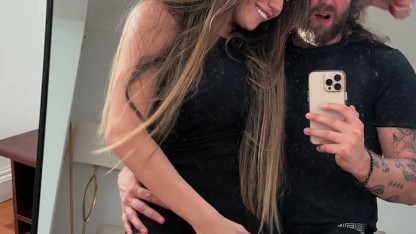 Videolar yigitning yuziga otiribdi