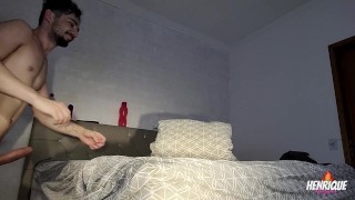 Ele me fez de vagabunda na cama, e socou no meu rabo