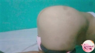 Me pidieron que cuidara a mi vecinita y aproveché para follarla